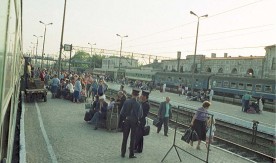 Pasażerowie i pociąg międzynarodowy na stacji w Białymstoku, 14.05.1993. Fot....
